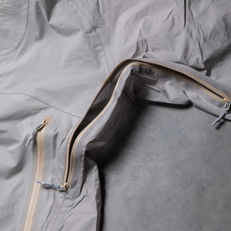 And Wander 3L UL Rain Jacket Light Gray